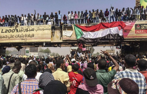 Sudan'da ordu yönetime el koydu