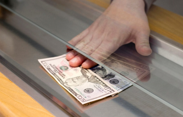 Vatandaş ilk kez dolar sattı