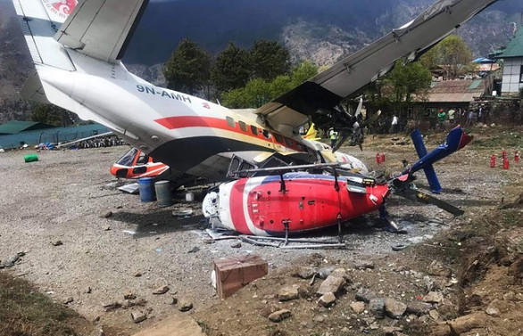 Nepal'de yolcu uçağı helikoptere çarptı