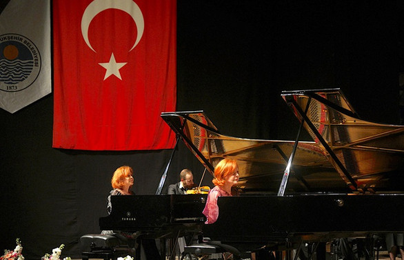 Mersin’in festivali perdelerini dünya yıldızlarıyla açtı