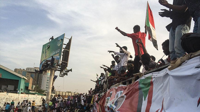 Sudan'da ordu göstericileri dağıtmaya başladı
