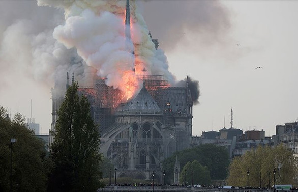 Tarihi Notre Dame Katedrali'nde yangın
