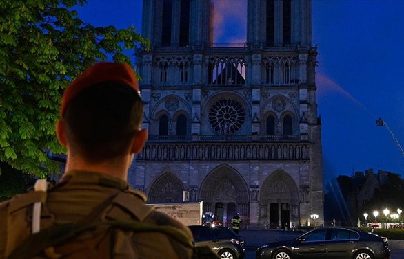 Macron: Notre Dame'ı yeniden inşa edeceğiz