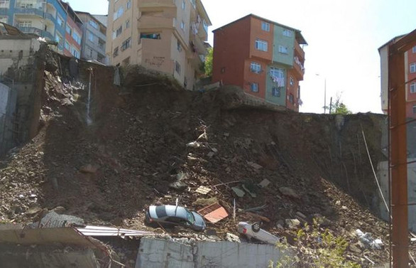 Kağıthane'de tahliye edilen 4 katlı bina çöktü