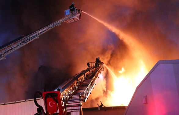 250 kişinin çalıştığı fabrika tamamen yandı