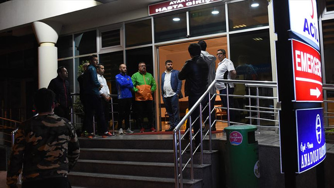 Alanyasporlu futbolcuları taşıyan minibüs devrildi: 1 ölü 6 yaralı