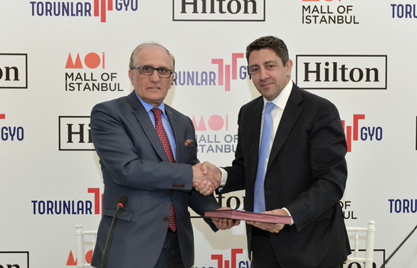 Torunlar, Hilton ile el sıkıştı