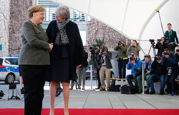 May ve Merkel Brexit'in ertelenmesini görüştü