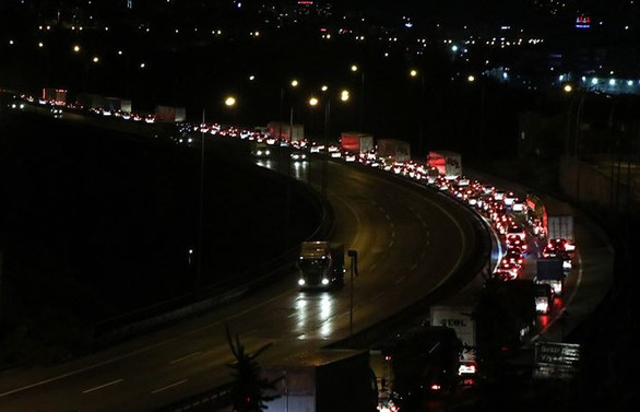 Anadolu Otoyolu'nda araç yoğunluğu artıyor
