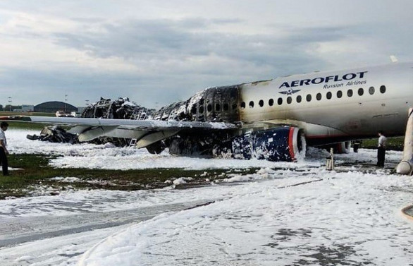 Alev alan uçakta ölü sayısı 41'e çıktı