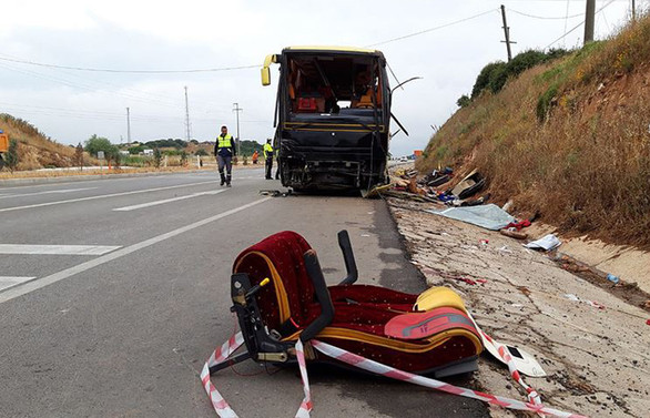 Balıkesir'de tur otobüsü ile otomobil çarpıştı: 4 ölü, 30'dan fazla yaralı