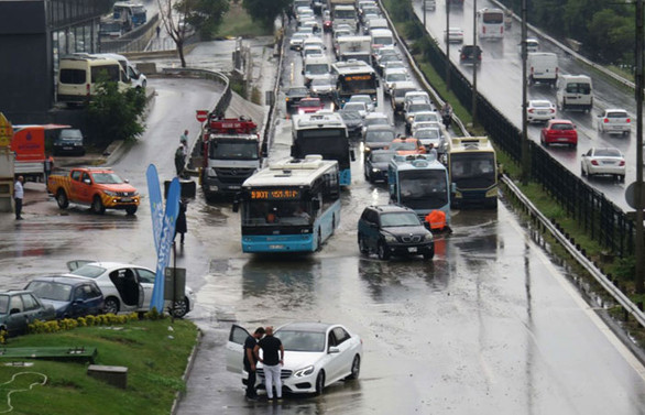 Araçlar su altında kaldı, okulu su bastı!
