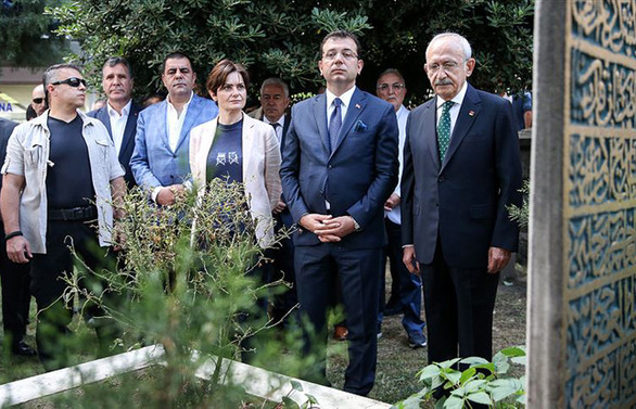 CHP'den ilk İBB başkanının kabrine ziyaret