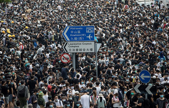 Hong Kong'da halk Çin'e iade yasa planına karşı birleşti