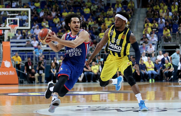 Anadolu Efes seride öne geçti