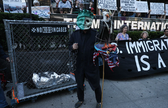 Trump, doğum gününde protesto edildi