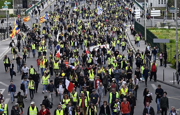 Fransa'da sarı yelekliler sokaklarda