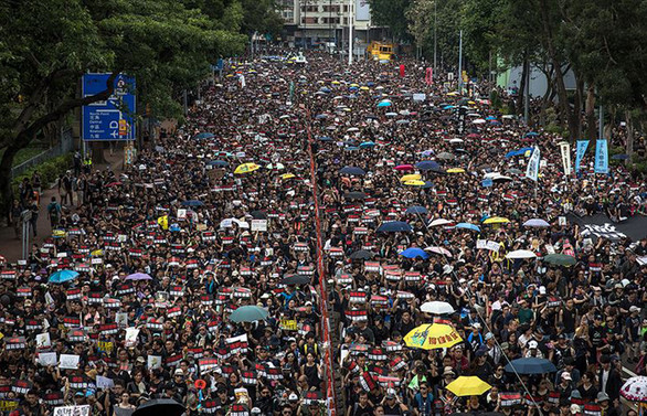 Hong Kong'da protestocular sokakları boşalttı