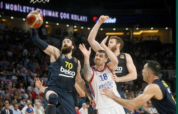 Anadolu Efes final serisinde öne geçti