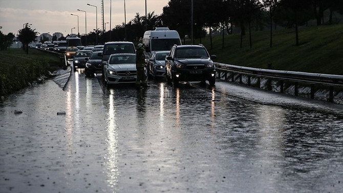 İstanbul'da sağanak hayatı olumsuz etkiledi