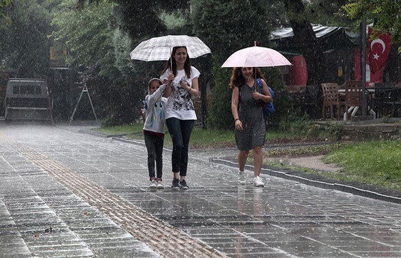 İstanbul'da sağanak yağış etkili oluyor