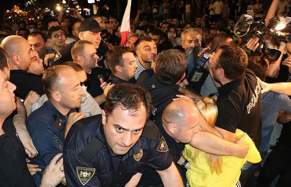 Gürcistan'da protestocular ve polis arasında arbede