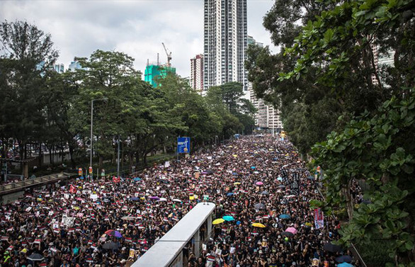 Hong Kong'da göstericiler kamu binaları önünden çekildi