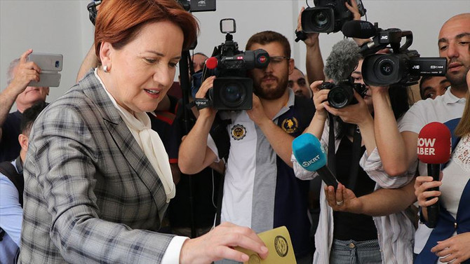 Meral Akşener oyunu Üsküdar'da kullandı