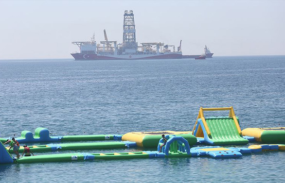 Antalya Körfezi'ne demirleyen sondaj gemisi Yavuz ilgi odağı oldu