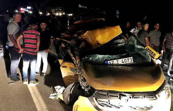 Terhis olan askerleri taşıyan taksi kamyona çarptı: 6 yaralı