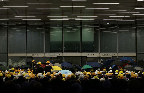 Hong Kong'ta protestocular meclisi bastı