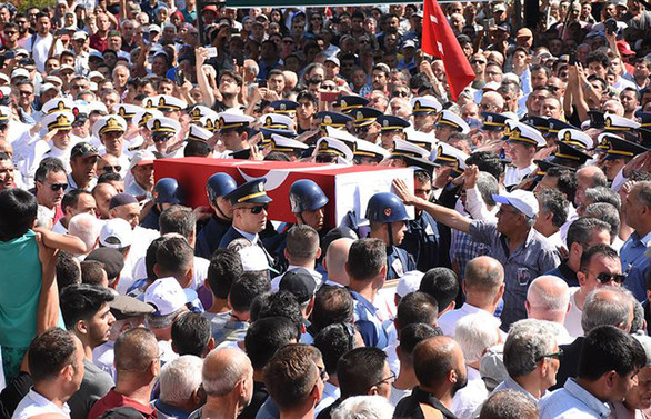 Şehit Üsteğmen binlerce kişi tarafından son yolculuğuna uğurlandı