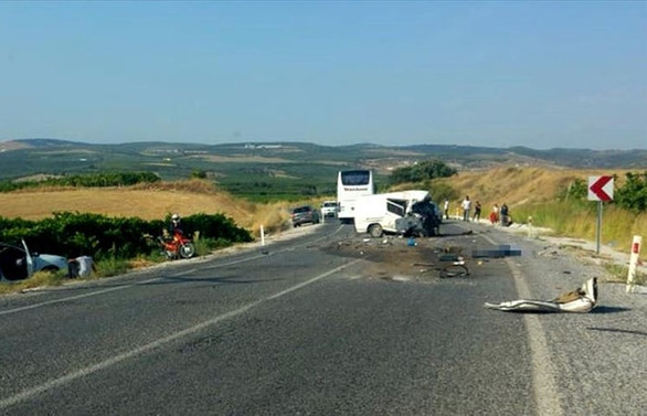 Otobüs ile minibüs çarpıştı: 6 ölü, 20 yaralı