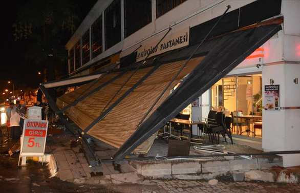 Ayvalık'taki hortum sitede büyük hasara yol açtı
