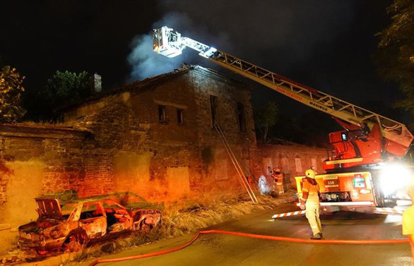 İzmir'de tarihi fabrika binasında yangın