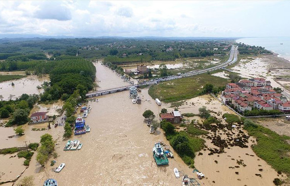 Kocaali-Akçakoca kara yolu sağanak nedeniyle ulaşıma kapandı