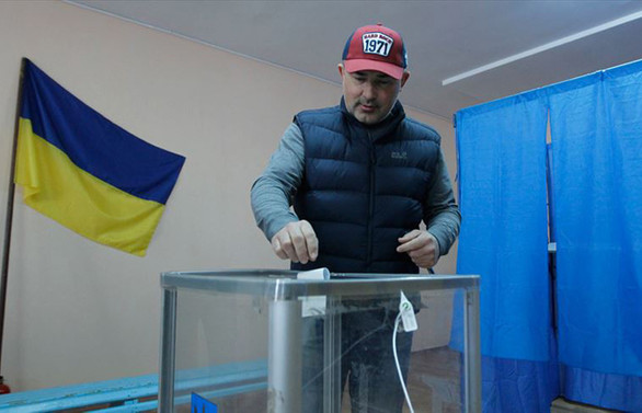 Ukrayna’da pazar günü erken genel seçim yapılacak