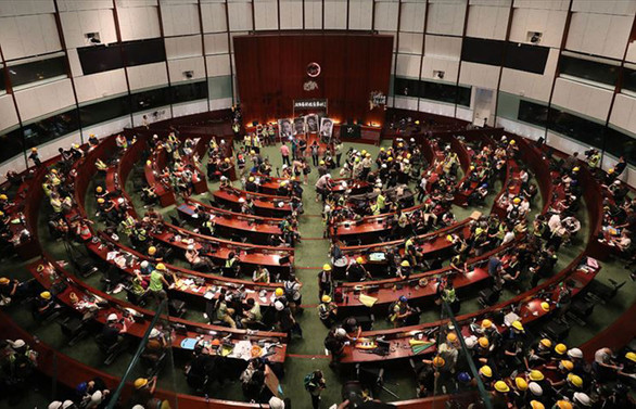 Hong Kong yönetiminden Meclisi basan protestoculara kınama