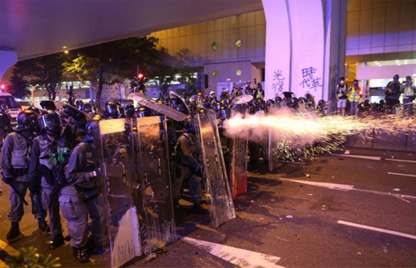 Hong Kong’da sokaklar karıştı