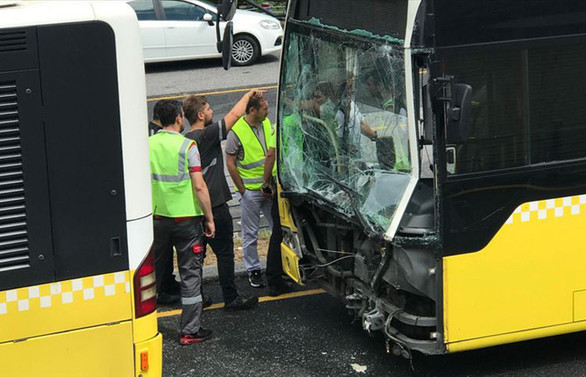 Üsküdar'da metrobüs kazası: 11 yaralı