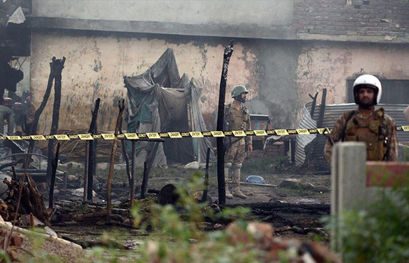 Pakistan'da askeri eğitim uçağı düştü: 17 ölü