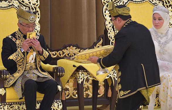 Malezya Kralı Sultan Abdullah törenle tacını giydi