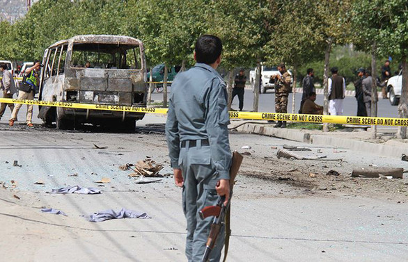 Afganistan'da yol kenarına yerleştirilen bomba patladı: 32 ölü