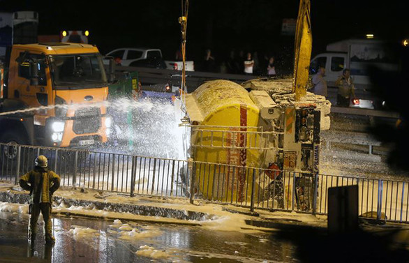 Avcılar'da akaryakıt yüklü tanker devrildi: 1 yaralı