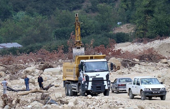 Düzce'de sel bölgesindeki çalışmalar yeniden başladı