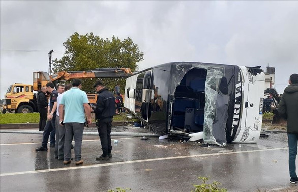 Çanakkale'de yolcu otobüsü devrildi