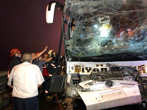 Anadolu Otoyolu'nda yolcu otobüsü ile tır çarpıştı: 37 yaralı