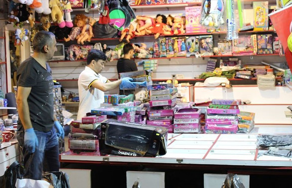 İBB ekibi sağanakta zarara uğrayan Eminönü esnafıyla buluştu