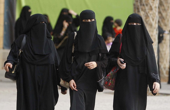 Suudi Arabistanlı kadınlar artık izinsiz seyahat edebilecek