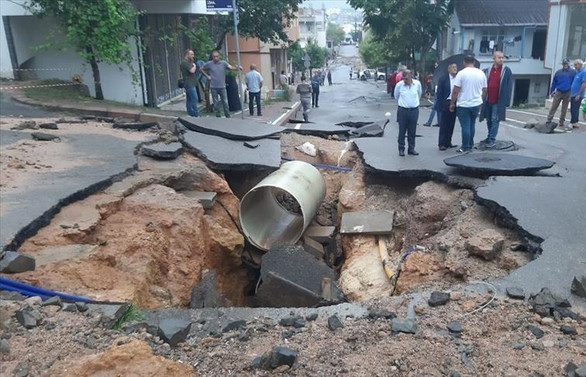 Kocaeli'de sağanak nedeniyle yol çöktü evleri su bastı